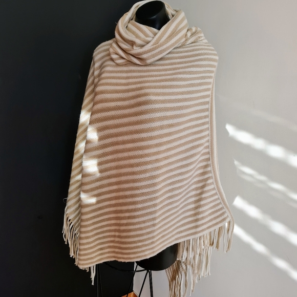 Women's one size 'MILLERS' Gorgeous white and cream turtleneck poncho- AS NEW - Picture 3 of 6